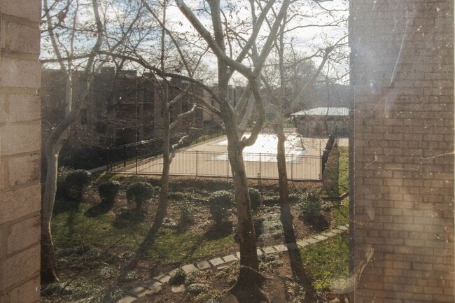 Building Photo - Beautiful top-level 1 bedroom, 1 bathroom condo in Alexandria City