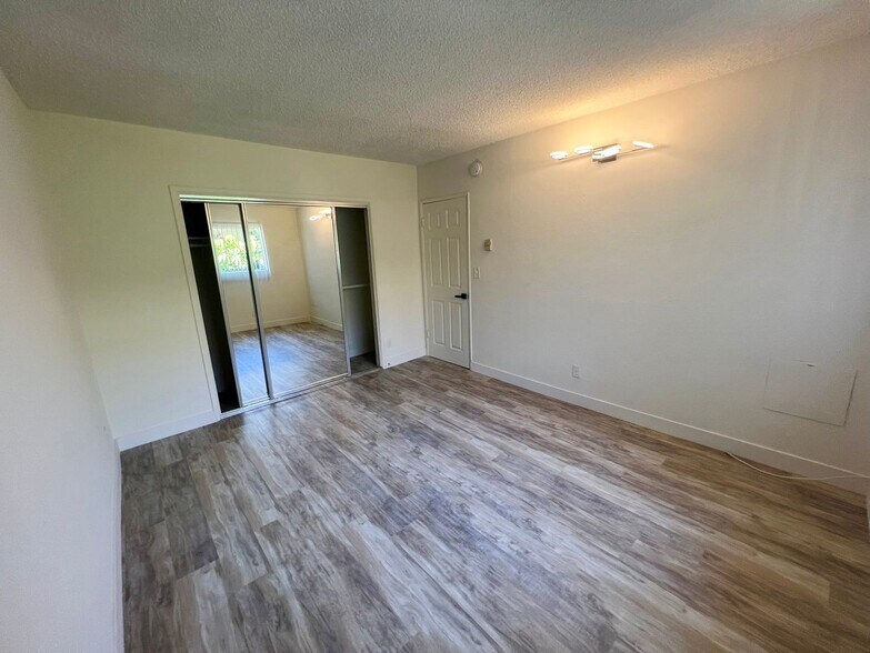 Building Photo - 3359 Mentone Ave