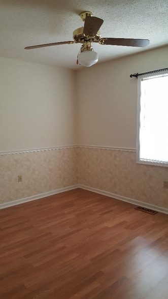 Building Photo - 611 Windcrest Dr