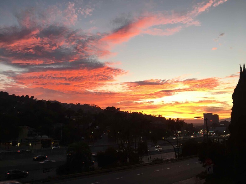 Sunset Balcony View - 3033 Hollycrest Dr