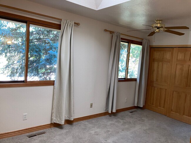 Building Photo - 4 BR, 3 FULL BATHS, Great TABLE MESA Neigh...
