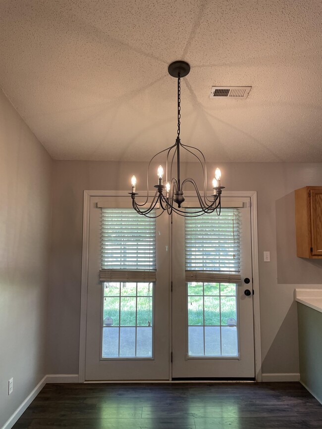 Building Photo - 512 Lejeune Dr