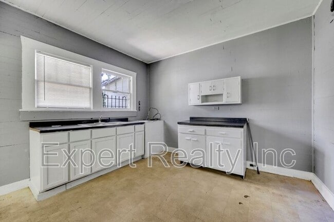 Building Photo - 608 5th Ave