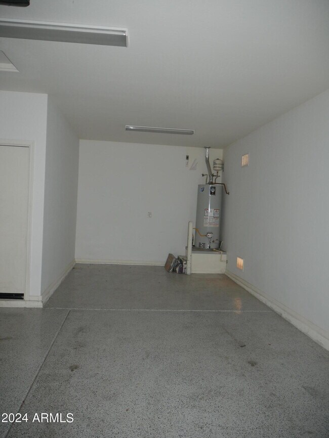 Building Photo - 10035 W Robin Ln