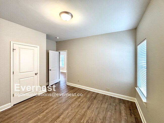 Building Photo - 3-Bedroom, 2-Bathroom Home in a Convenient...
