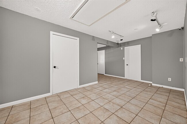 Building Photo - 19002 Mirror Lake Dr