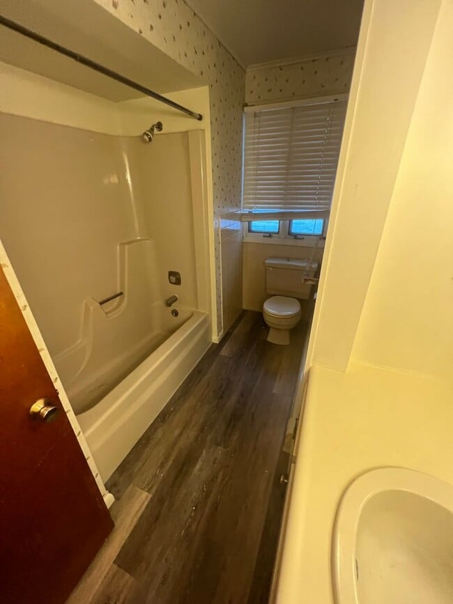 Building Photo - Spacious 3 Bedroom Home Available Septembe...