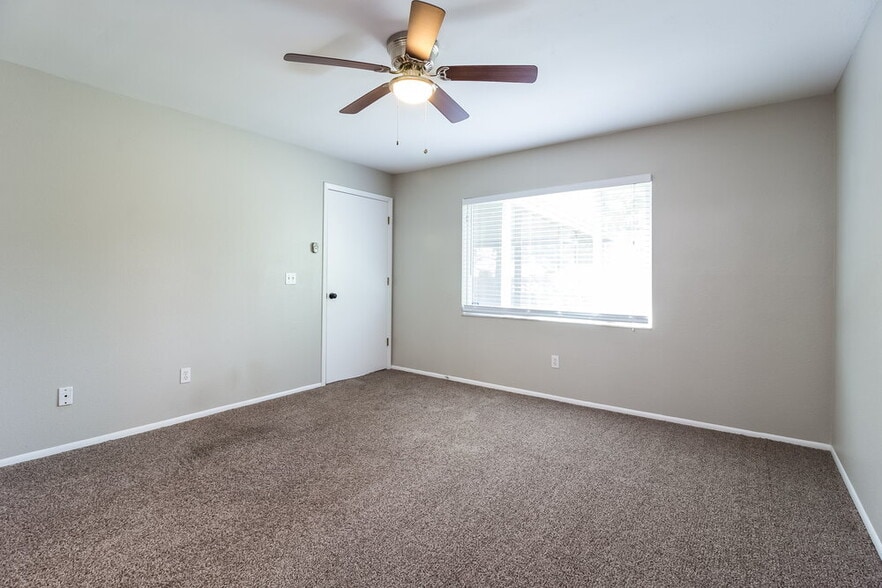 Building Photo - 1042 Alpug Ave