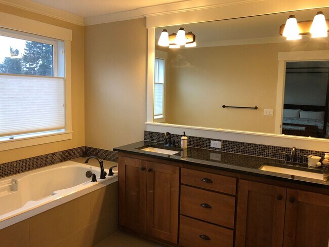 Building Photo - Gorgeous, modern craftsman 3+ bedroom, 3 b...