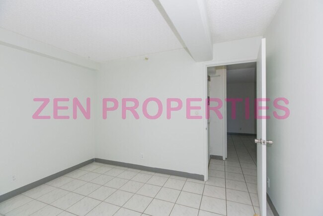 Building Photo - a 2 bdrm, 2 bath unit with 2 prkg at Fairway House for rent