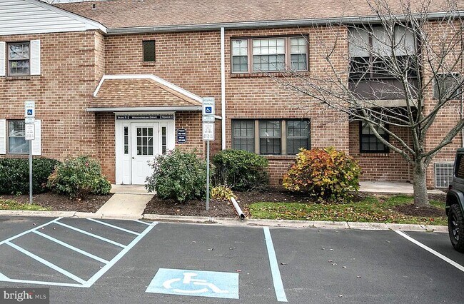 Building Photo - 154 Woodstream Dr