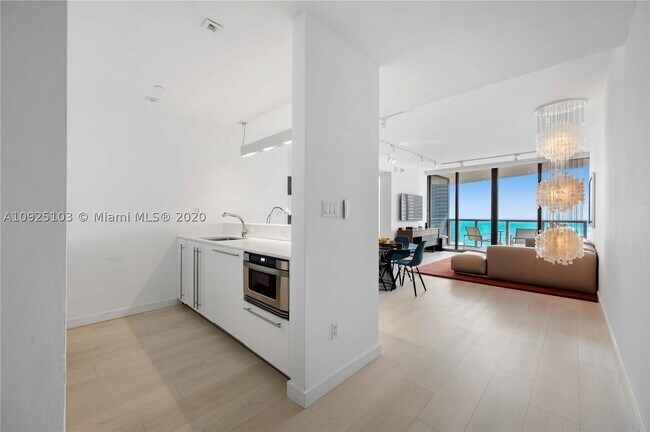 Building Photo - 2201 Collins Ave