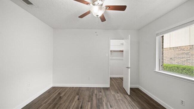 Building Photo - 2121 Aberdeen Dr