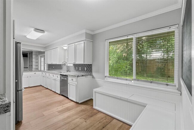 Building Photo - 5019 Oak Forest Dr