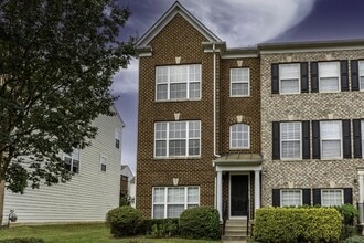 Building Photo - 4 BR Townhouse in Idlewild