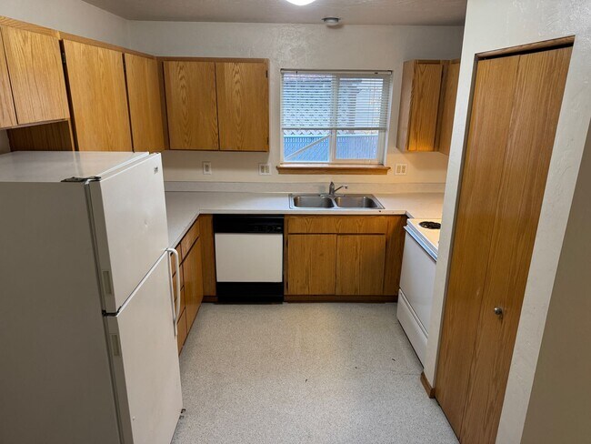 Building Photo - Updated 2 bedroom 1.5 bath duplex!