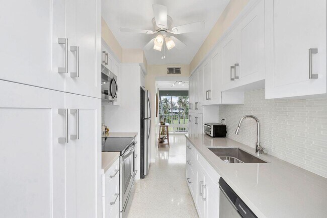 Building Photo - 1221 Hillsboro Mile