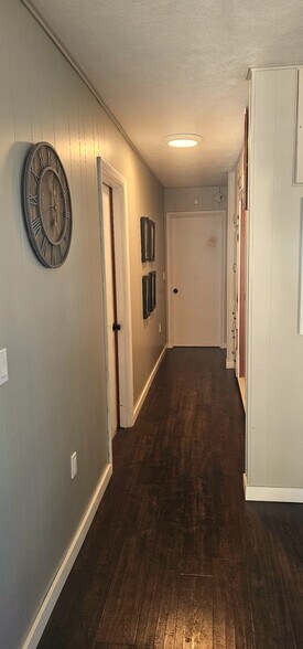 Building Photo - 3312 W Lakeshore Dr