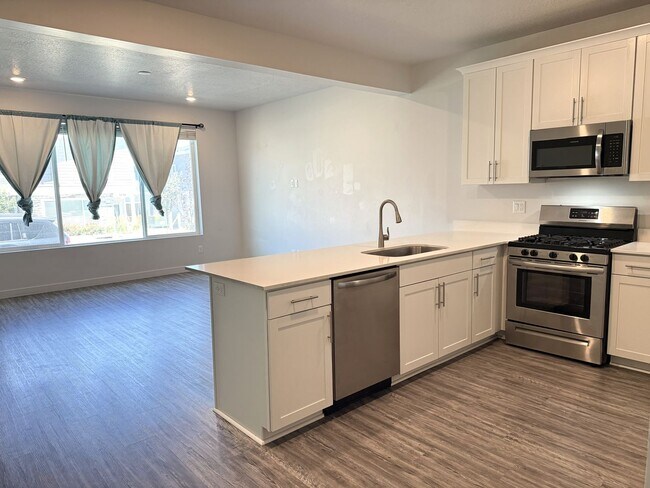 Building Photo - Townhome available now in Haven Dell!