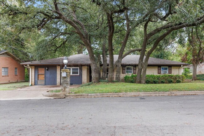 Building Photo - 8806 Fox Hollow Dr