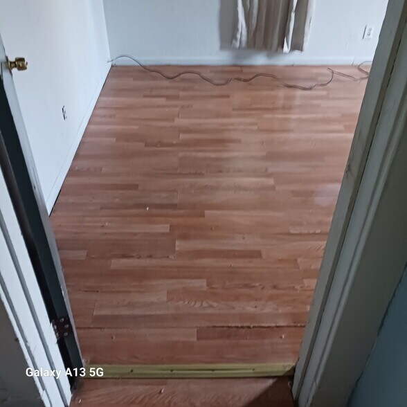 Building Photo - 1006 Victoria Ave