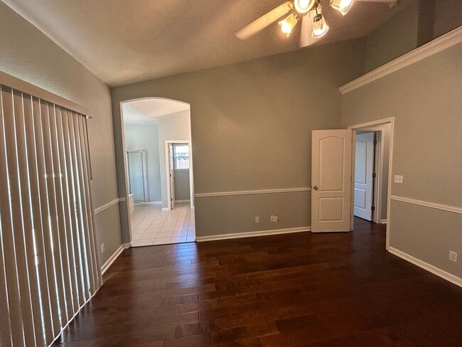 Building Photo - Beautiful 4 Bed 2 Bath Home in North West Visalia off Akers & Riggin!