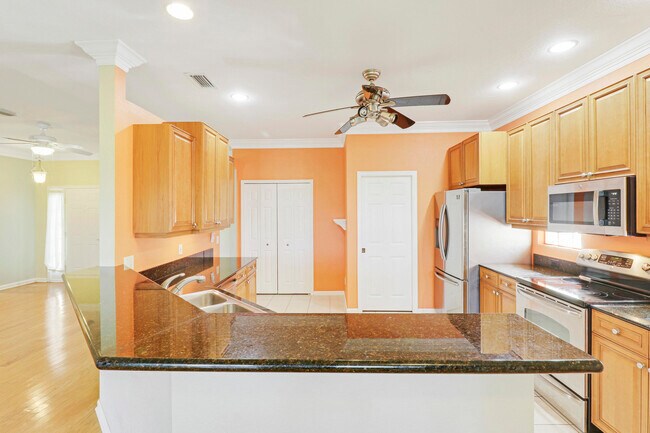 Building Photo - 595 Waverly Cir