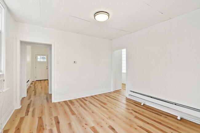 Building Photo - 2 bed 1 bath - newly updated, convenient location, washer/dryer/dishwasher