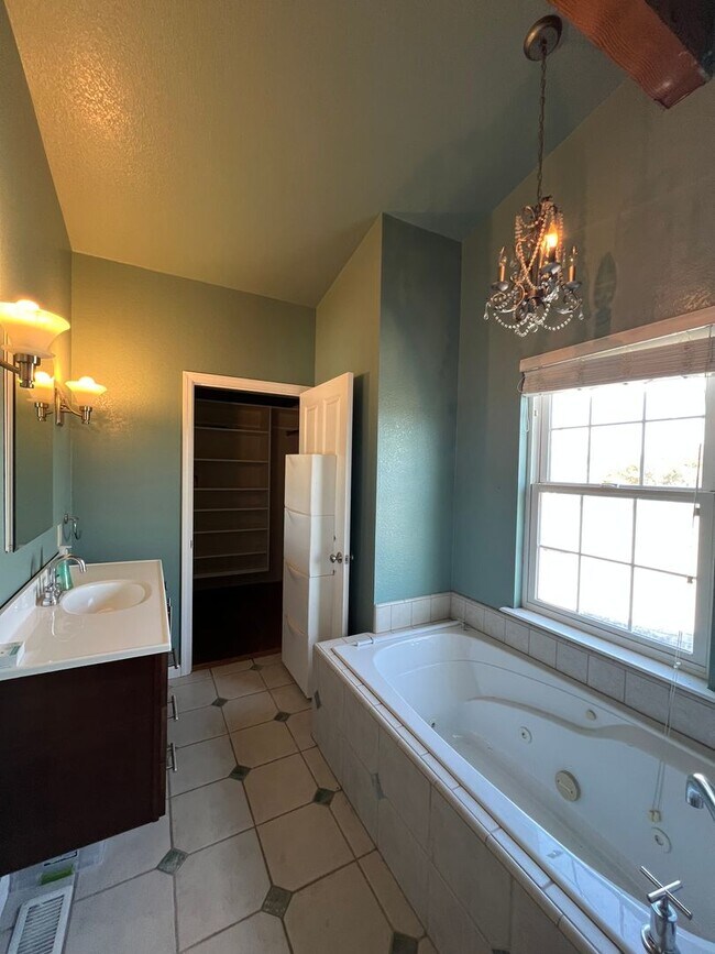 Building Photo - Beautiful 3 bedroom West Side Home! Close ...
