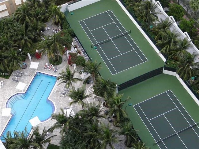 Building Photo - 1000 South Pointe Dr