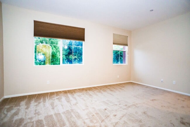 Building Photo - Beautiful townhome in Mission Valley!  Ava...