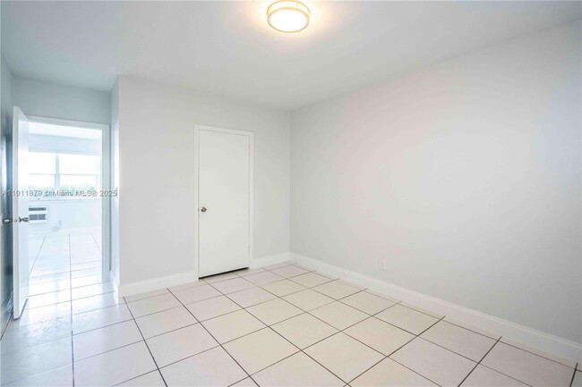 Building Photo - 7821 Carlyle Ave