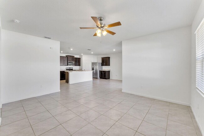 Building Photo - 357 SE Oakridge Dr