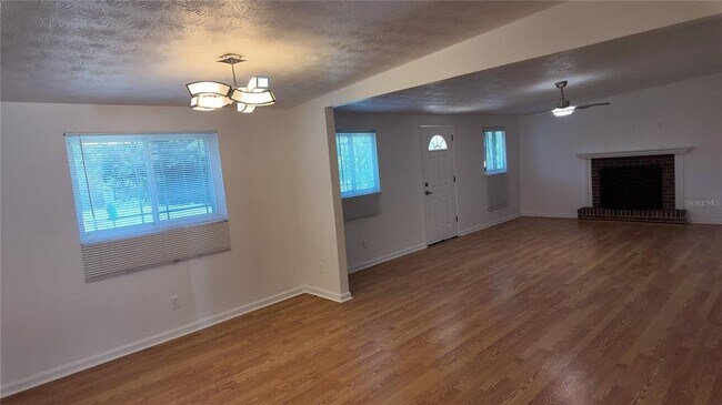 Building Photo - 5517 Maxine Dr