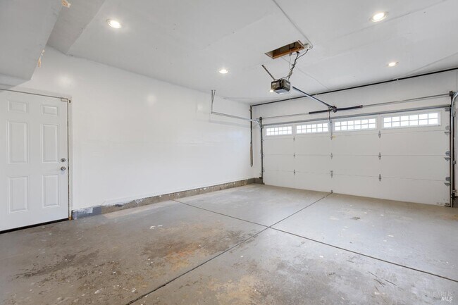 Building Photo - 700 Tamarack Dr