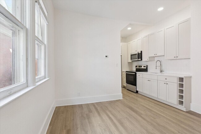 Building Photo - Fall 2026 Pre-Lease RENOVATED STUDIO Apartment | Close to Campus and Pearl St