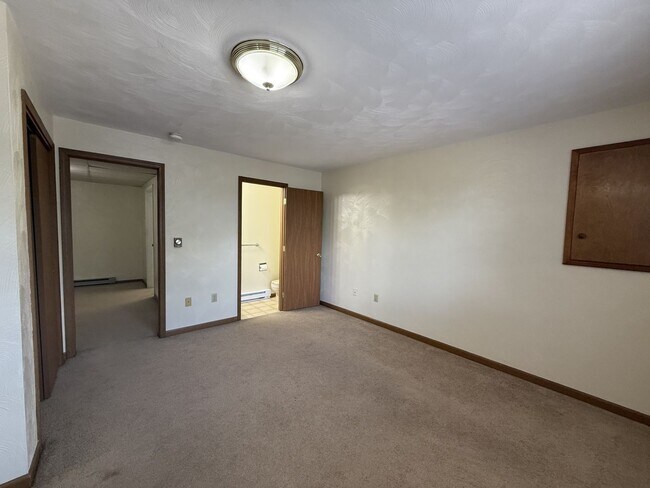 Building Photo - 305 Hill Dr