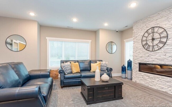 Building Photo - 905 Kingscote Dr