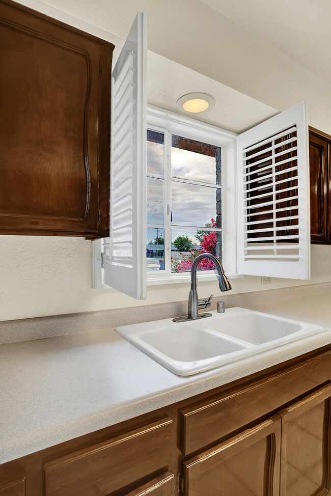 Building Photo - Cielo Vista 3 Bedroom 2 Bath