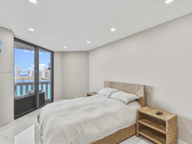 Building Photo - 3000 Island Blvd