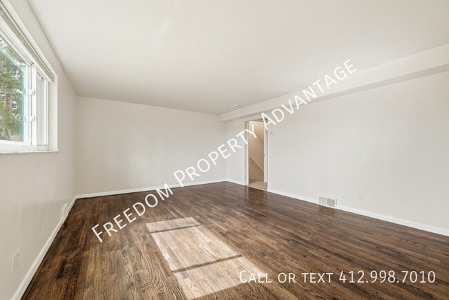 Building Photo - 2540 Park Hill Dr