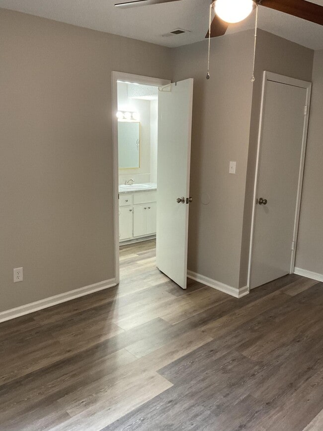 Building Photo - 1546 Hamilton Dr