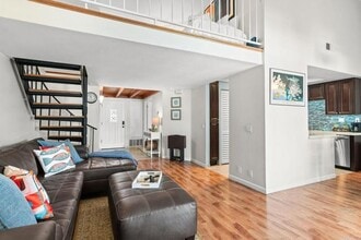 Building Photo - 520 Via De La Valle