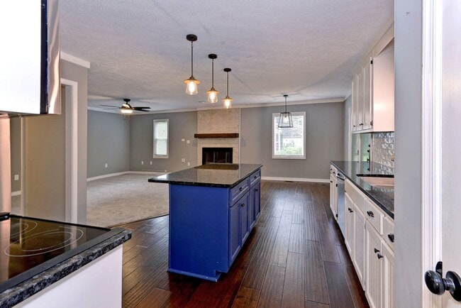Building Photo - Beautifully Renovated Running Man Gem - Co...