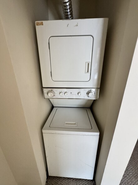 Building Photo - 142 North Beacon St