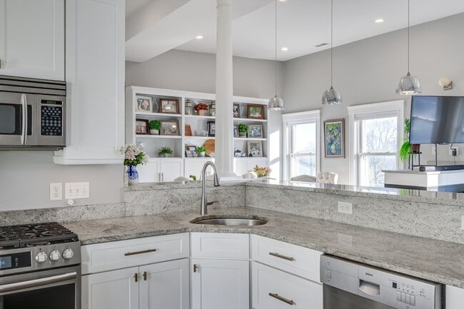 Building Photo - 41 Farragut Rd