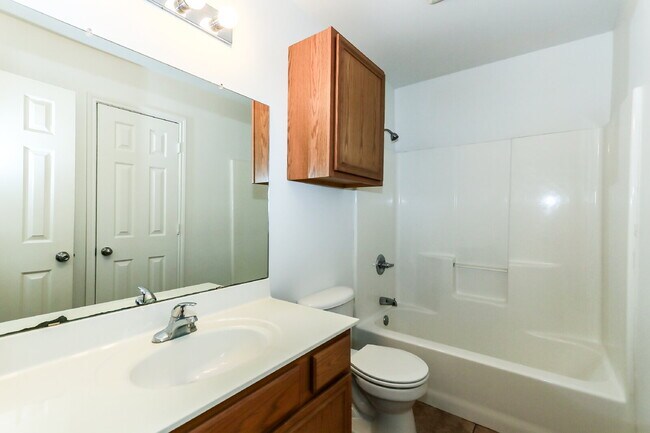Building Photo - 3 Bedroom, 3 Bath, 2 Car Garage Duplex.