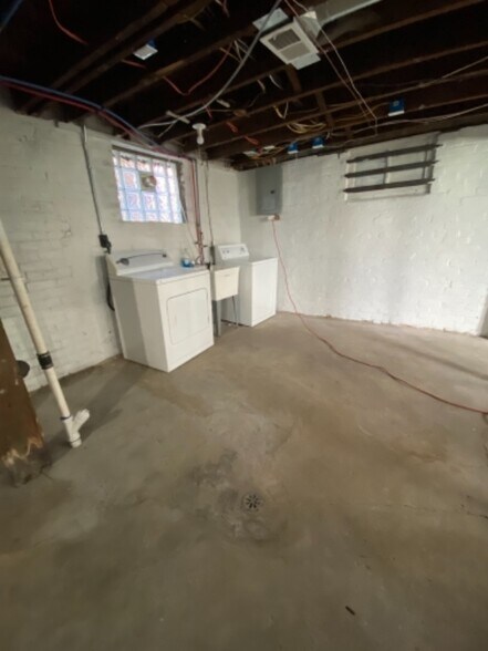 Building Photo - 5390 Fischer St
