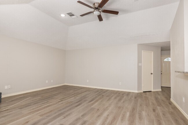 Building Photo - 15535 Evergreen Pl Dr