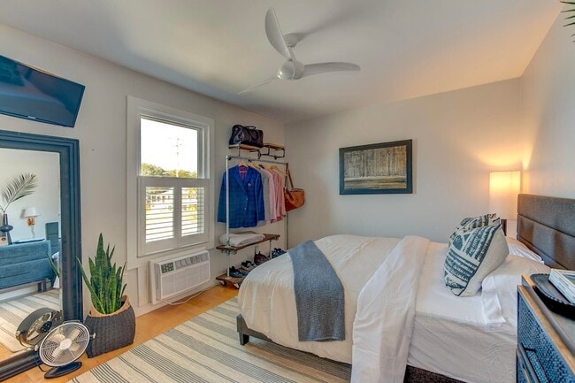 Building Photo - 2057 Middle St